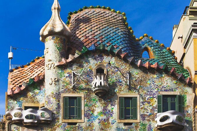 Sagrada Familia & Gaudi Tour Private or Small Group with Tickets - Modernisme on Passeig de Gràcia: Els 4 Gats, Palau de la Música, and the famous houses