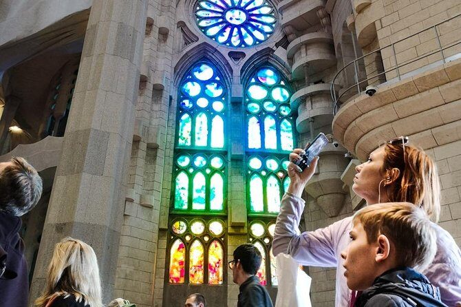 Sagrada Familia & Gaudi Tour Private or Small Group with Tickets - Meeting point and the metro ride: the logistics that save your day