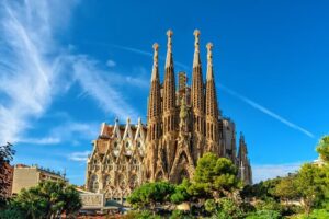 Sagrada Familia Guided Tour with Skip The Line Access - Entering the Basilica: how you’ll feel once the doors close