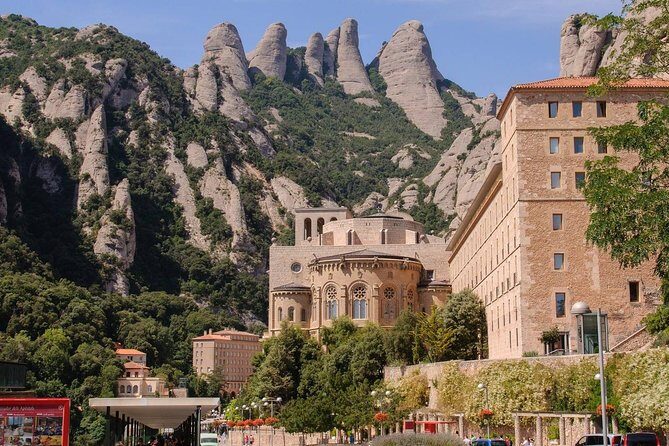 Sagrada Familia & Montserrat Small Group Tour with Hotel pick-up - Sagrada Familia: a guided highlight with an extra ticket