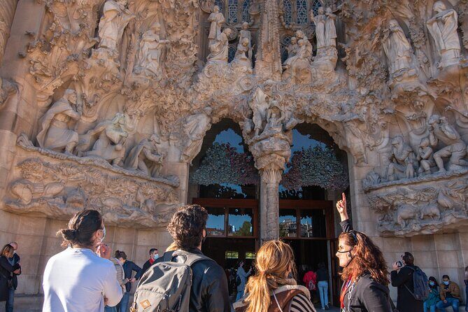 Sagrada Familia Small Group Guided Tour with Skip the Line Ticket - Best Light Inside: Mid-Afternoon Stained Glass Tips