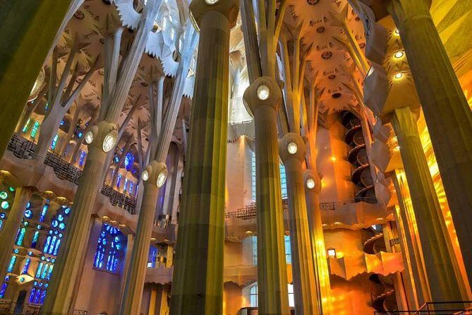 Sagrada Familia Small Group Tour with Skip the Line Ticket - Meeting point game plan: the red flag and the dress rules