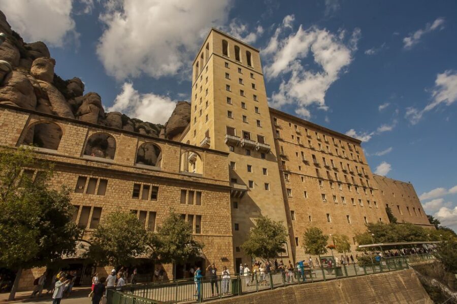 Tot Montserrat: Transport, Museum Tickets, and Lunch - Rack Railway vs Cable Car: pick based on comfort and timing
