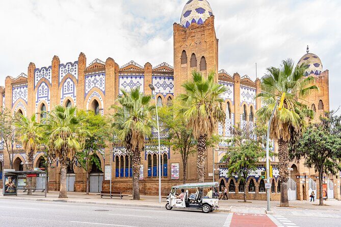 Tour Welcome Barcelona with Local Guide in Eco Tuk Tuk Private - Montjuïc: the mountain viewpoint, and which tour length unlocks it