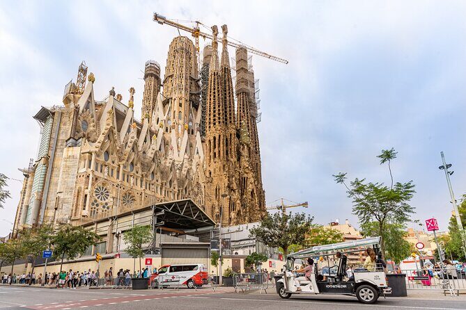 Tour Welcome Barcelona with Local Guide in Eco Tuk Tuk Private - Meeting at Carrer de Casp 13: the easiest “start here” plan