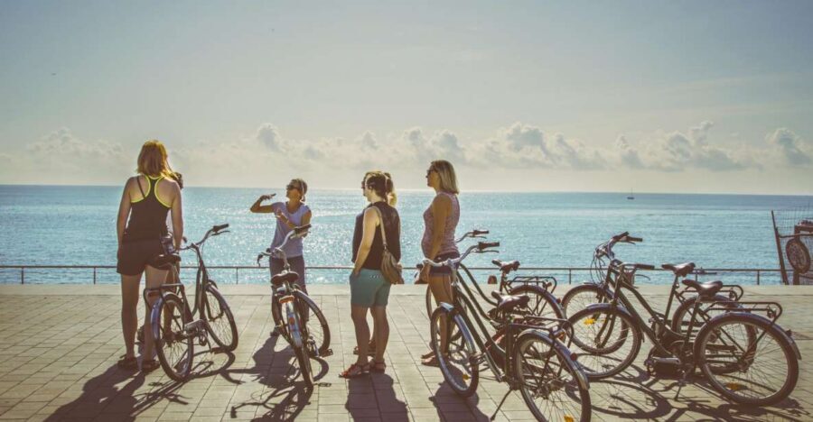 Unusual Barcelona Bike Tour in French - Why a 3-Hour Barcelona Bike Tour Feels Less Like Sightseeing